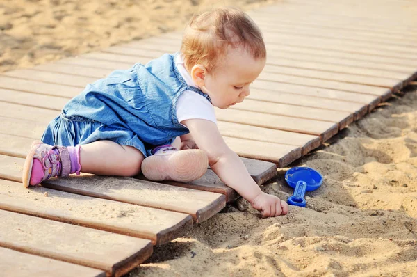 Dziewczyna gra piasek — Zdjęcie stockowe