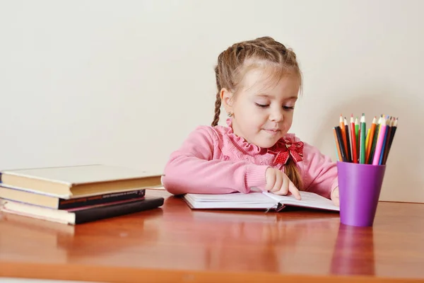 Menina aprendendo leitura — Fotografia de Stock