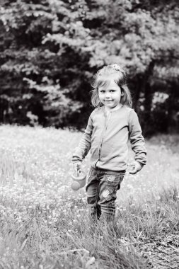   Çiçekleri sulayan çocuk 