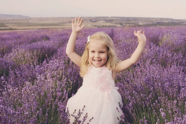 Happy girl  in   lavender field — Stock Photo, Image