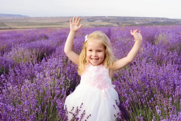 Šťastná dívka v poli levandule — Stock fotografie