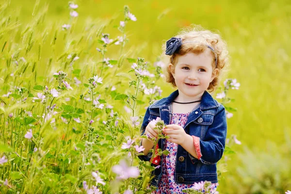 Yeşil çimenli kız — Stok fotoğraf