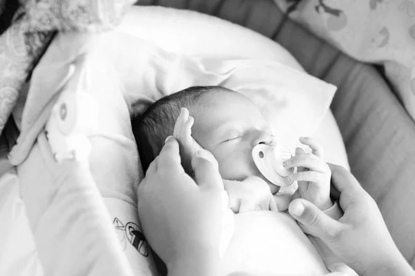 Novorozené dítě v postýlce — Stock fotografie