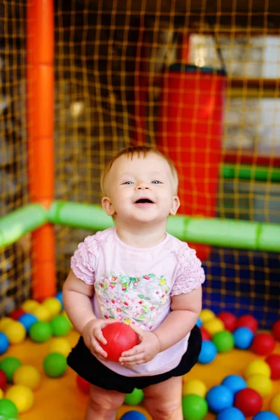 Bambina in piscina palla — Foto Stock