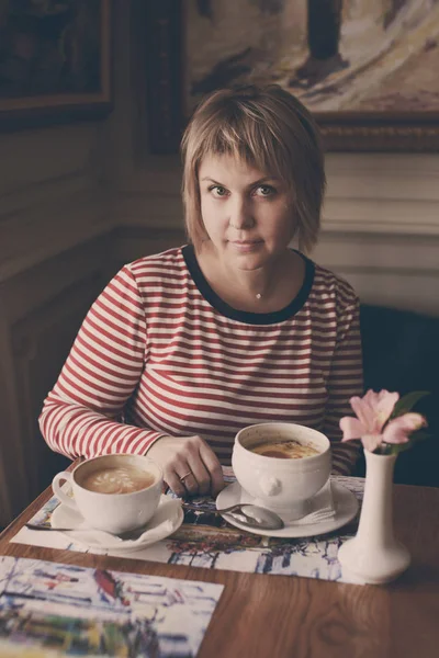 Γυναίκα στο καφέ — Φωτογραφία Αρχείου