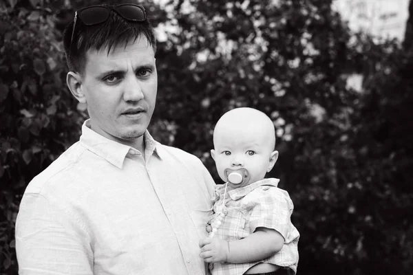 Pappa håller baby pojke — Stockfoto