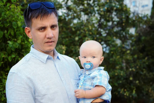 Ayah memegang bayi laki-laki — Stok Foto