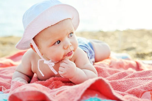 Baby på stranden — Stockfoto