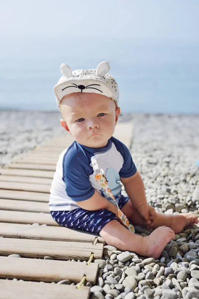 Babyjongen op het strand. — Stockfoto