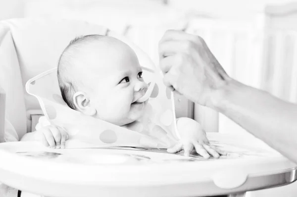 Vater füttert Baby — Stockfoto