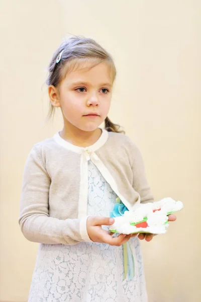 Girl   with crafted   work — Stock Photo, Image