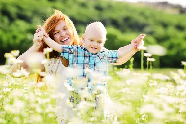 Family fun in a field — Stock Photo, Image