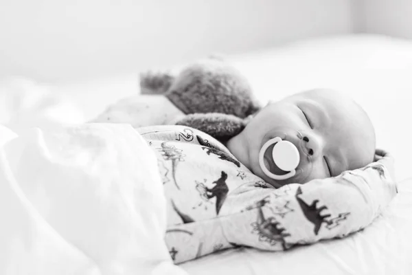 Newborn is sleeping — Stock Photo, Image