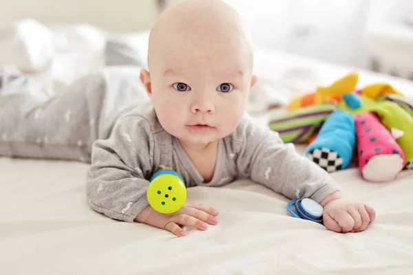 Baby liggend op het bed — Stockfoto