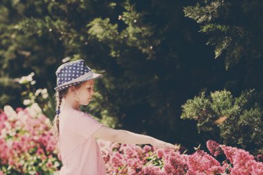 Çocuk kelebek dokunmak istiyorum