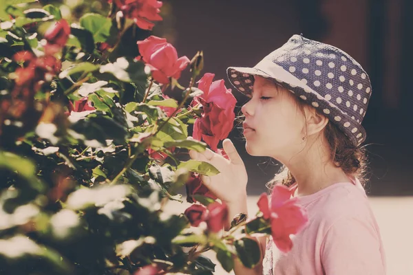 Niña oliendo rosas —  Fotos de Stock