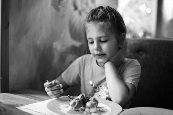 Kind in een café — Stockfoto