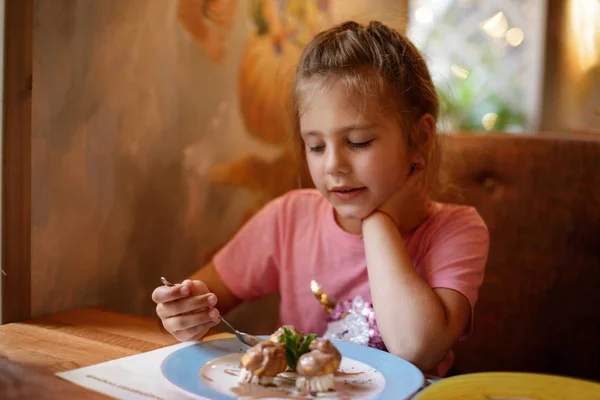 Child in a cafe — Stock Photo, Image