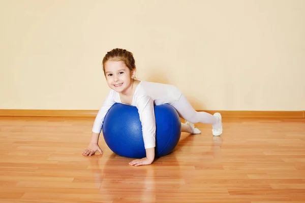 フィットネスボールを持つ女の子 — ストック写真