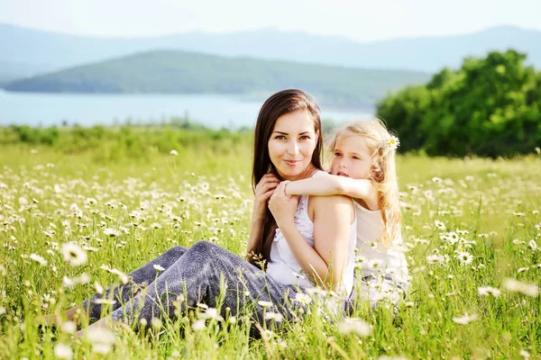 Vrouw en meisje in veld — Stockfoto