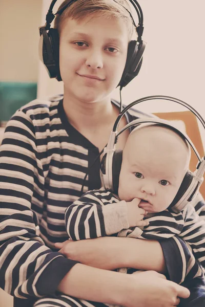 Brothers  wearing headphones — Stock Photo, Image