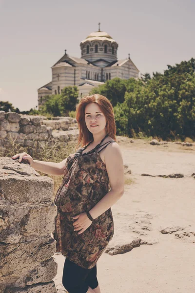 Mujer embarazada cerca de la iglesia — Foto de Stock