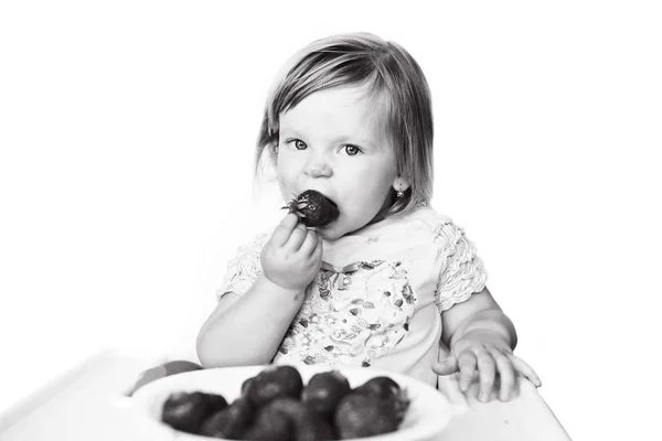 Malá holčička jíst jahody — Stock fotografie