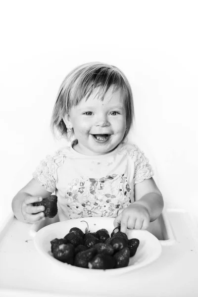 Bebê feliz comer morango — Fotografia de Stock