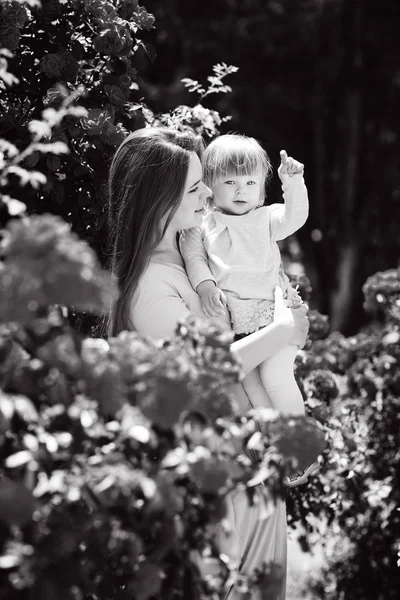 Famille dans le jardin — Photo