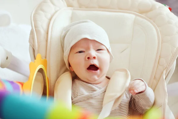 生まれたばかりの赤ちゃんのあくび — ストック写真