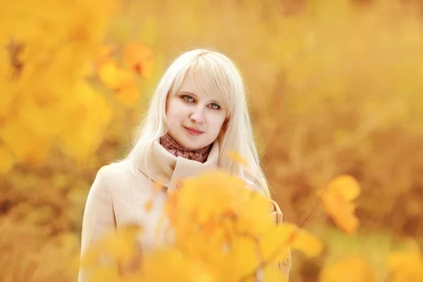 Femme blonde à l'automne — Photo