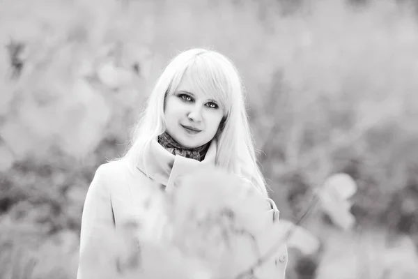 Blonde vrouw in de herfst — Stockfoto