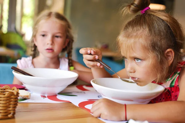 カフェで2人の女の子が — ストック写真