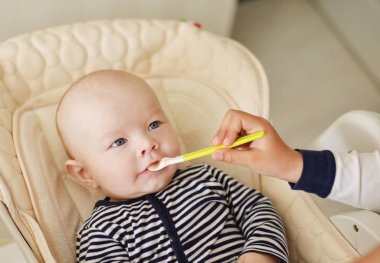 kardeş bebek kardeşi besleme