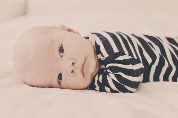 Baby jongen op het bed — Stockfoto