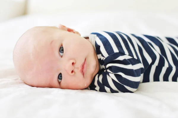 Baby jongen op het bed — Stockfoto
