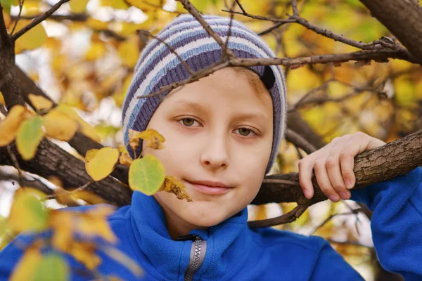 Předpubertální chlapec na podzim — Stock fotografie