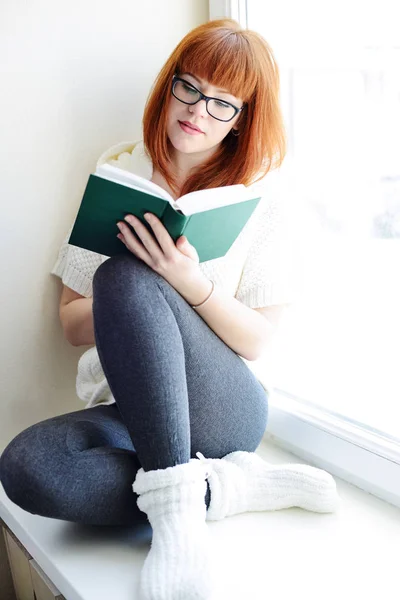 Читання дівчини з книгою — стокове фото