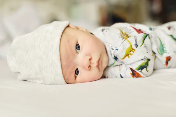 Bambino sul letto — Foto Stock