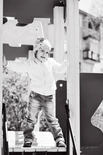 Toddler dziewczynka na placu zabaw — Zdjęcie stockowe