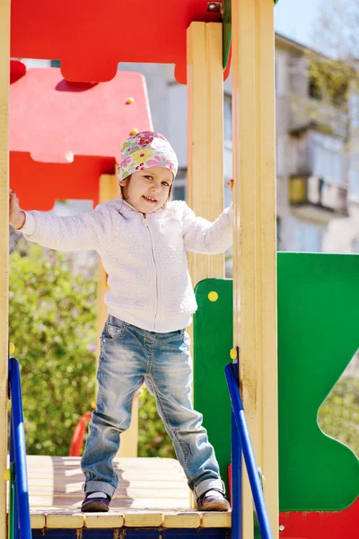 Тоддлер девушка на детской площадке — стоковое фото
