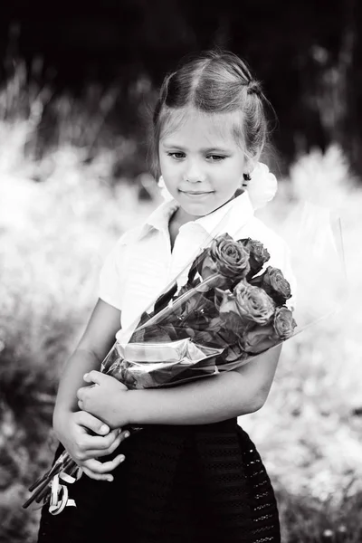 Schoolmeisje met bloemen — Stockfoto