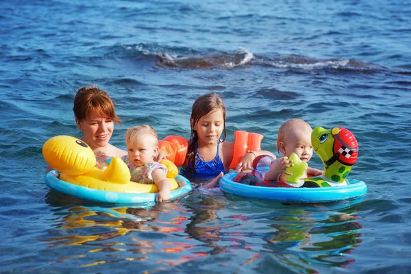 Familia en el mar — Foto de Stock