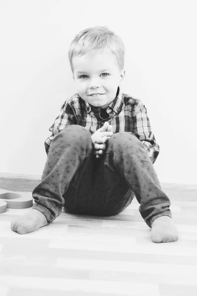 바닥에 앉아있는 유아 소년 — 스톡 사진
