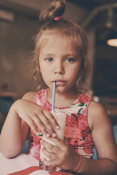 女の子の飲酒ミルクセーキ — ストック写真