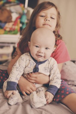 Kardeşler yataktadır.