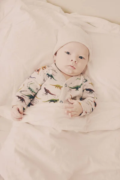 Baby on the parents bed — Stock Photo, Image