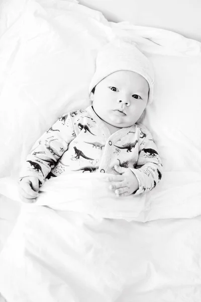 両親のベッドの上の赤ちゃん — ストック写真
