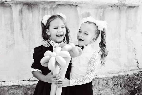 Twee gelukkige schoolmeisjes — Stockfoto