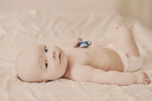 Glückliches Baby auf dem Bett — Stockfoto